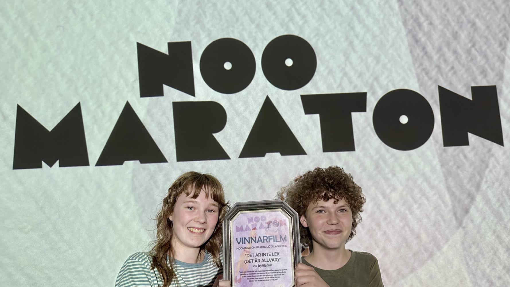 två ungdomar med diplom