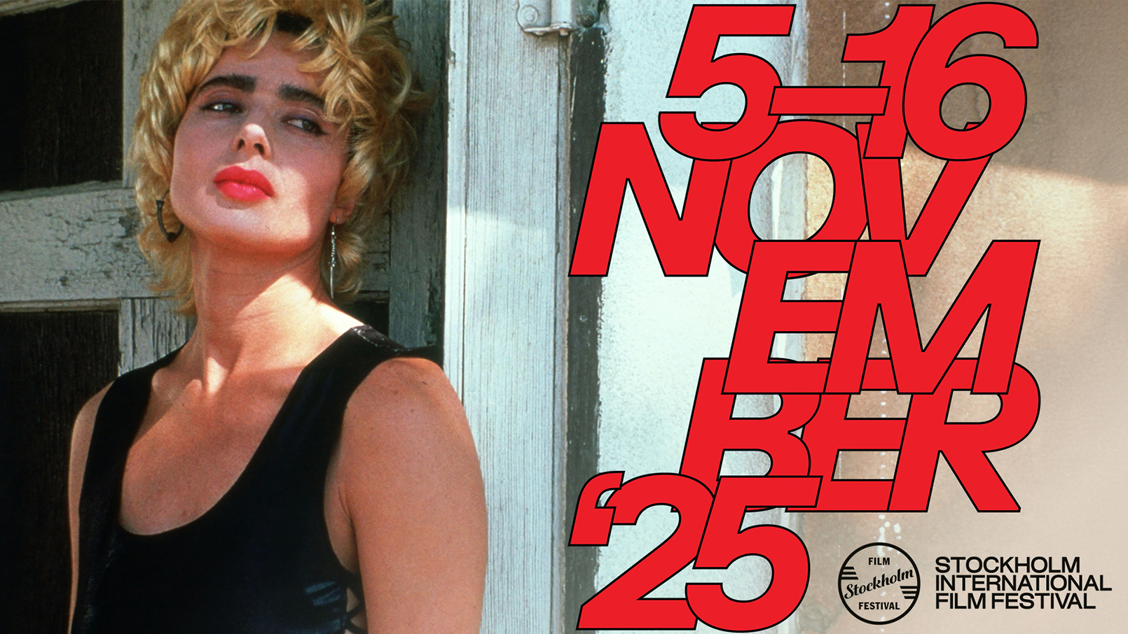 Kvinna lutad mot dörrpost