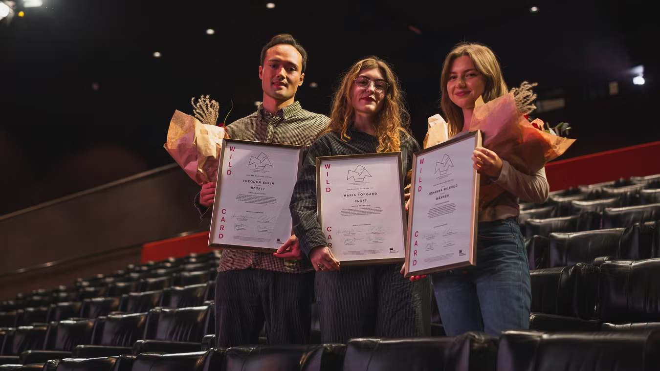 tre unga filmare med diplom