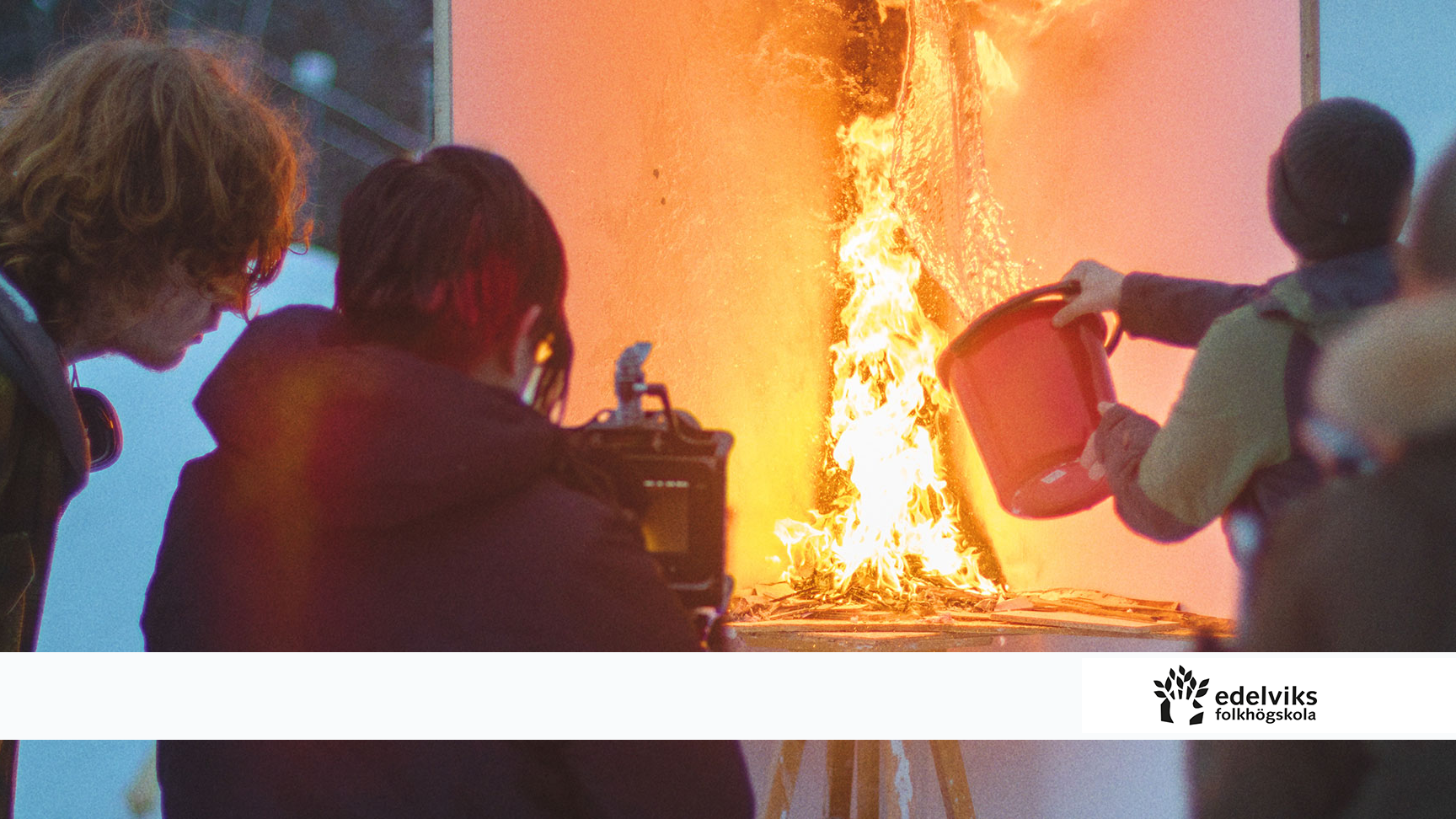 Ung man filmar när annan ung man slänger vatten på eld.