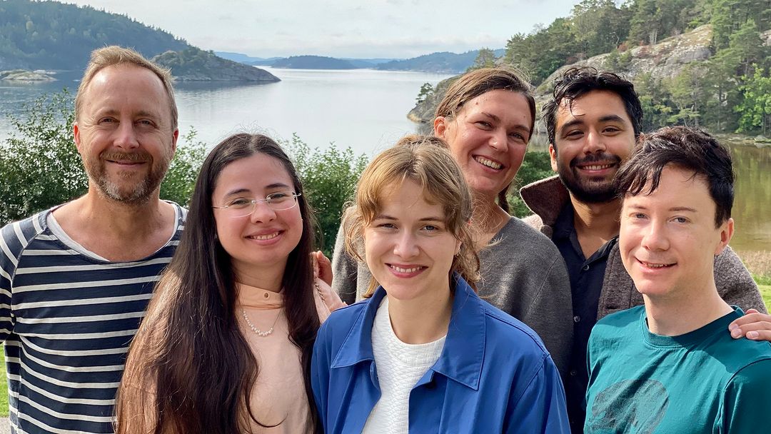 Gruppbild på deltgaran framför kustutsikt