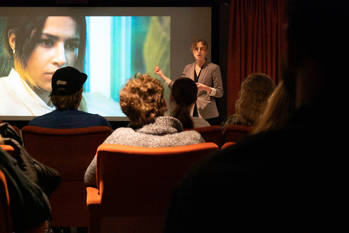 kvinna föreläser framför bioduk