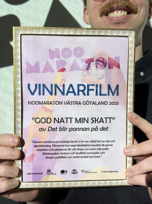 man håller upp diplom