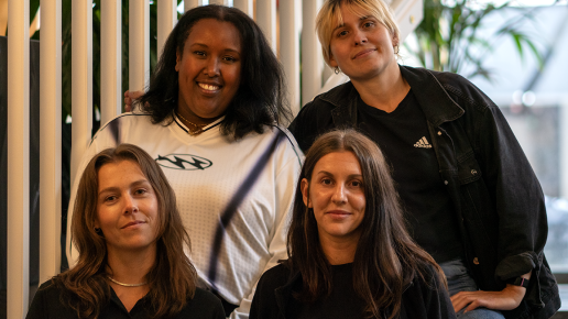 fyra kvinnor i gruppbild