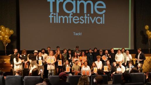 en stor grupp människor med diplom framför bioduk