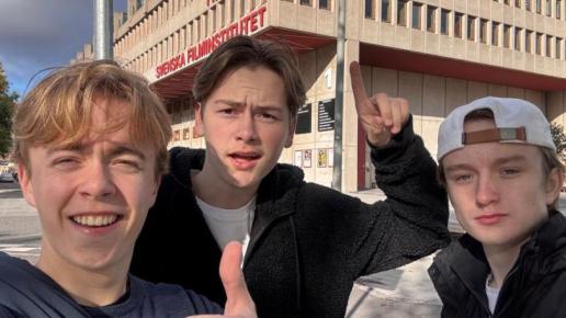 tre glada framför filmhuset i Stockholm