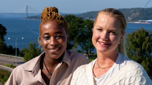 två kvinnor med utsikt över havsvik