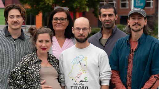 gruppbild på sex personer som ler mot kameran