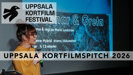 Kvinna med mikrofon framför bildskärm