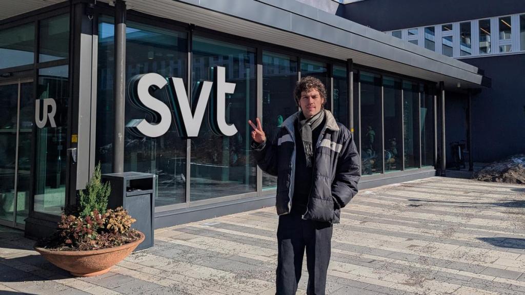 man gör v-tecken utanför svts entre