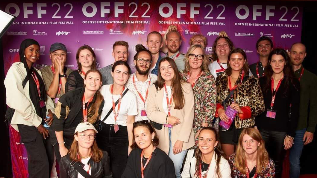 gruppbild framför festivalvägg