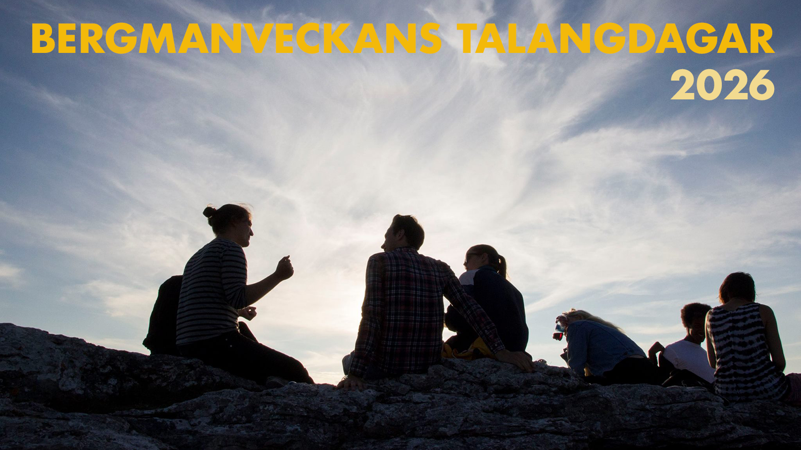 Ett gäng sitter och pratar på en klippa