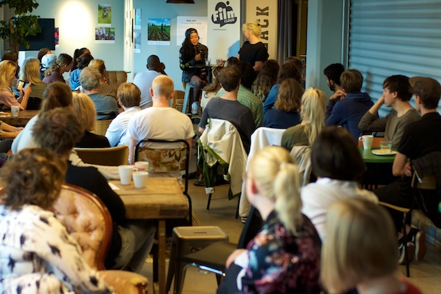 Frukostbordet blev snabbt tomt när över sjuttio personer strömmade in i lokalen.