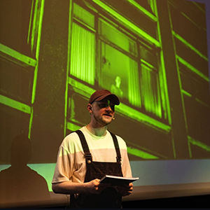 Nils framför filmduk