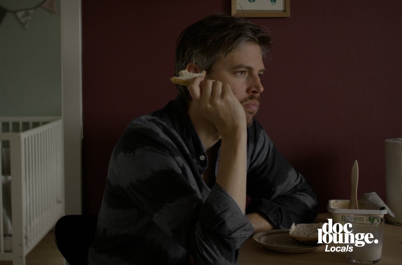 Man sitter vid frukostbord