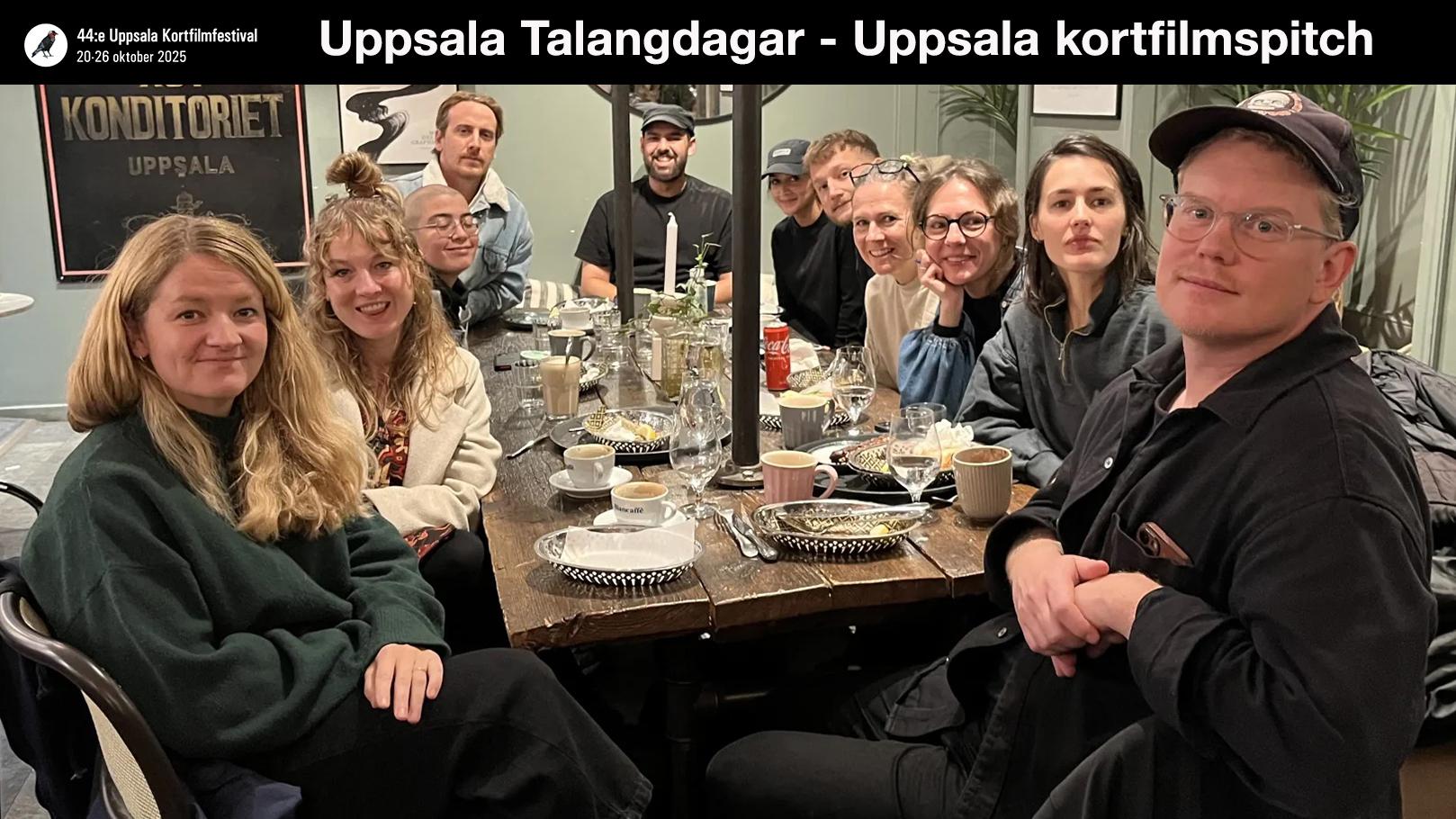 Personer kring ett cafébord