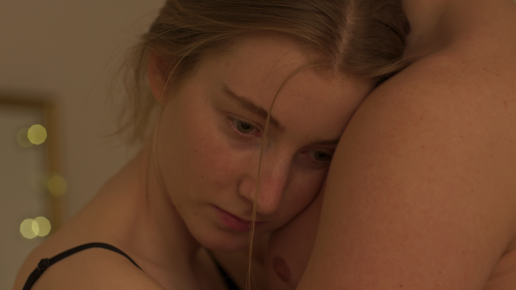 ung kvinna lutar sig mot ung mans bröst