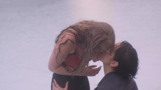 ung kvinna kysser ung kvinna