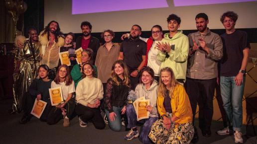 Unga filmare med blommor och priser i biosalong