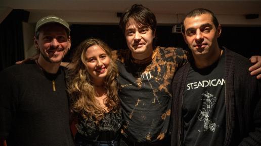 Fyra personer ser in i kameran och ler