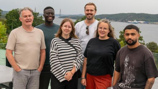 gruppbild framför fjordlandskap