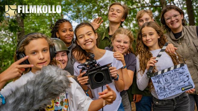 Ungdomar och barn med kamera, ljudutrusning och filmklappa