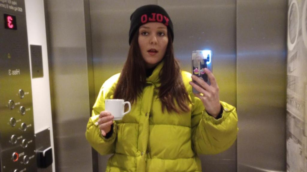 Kvinna tar selfie i hiss