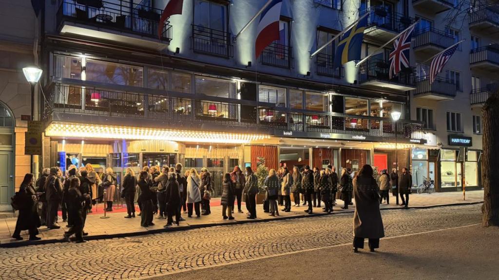 folksamling utanför biograf