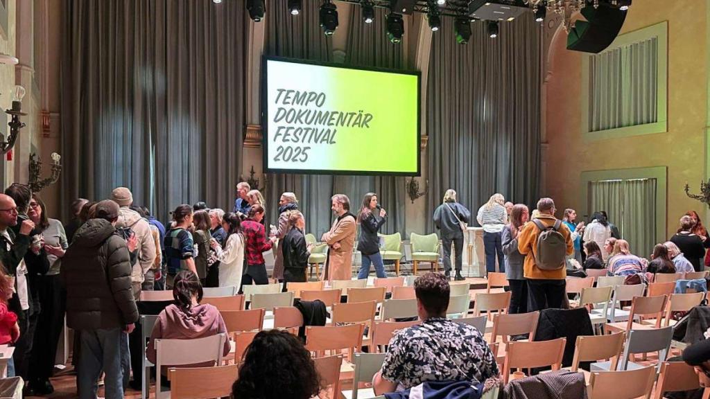 Människor i stort rum fram för stor skärm där det står Tempo