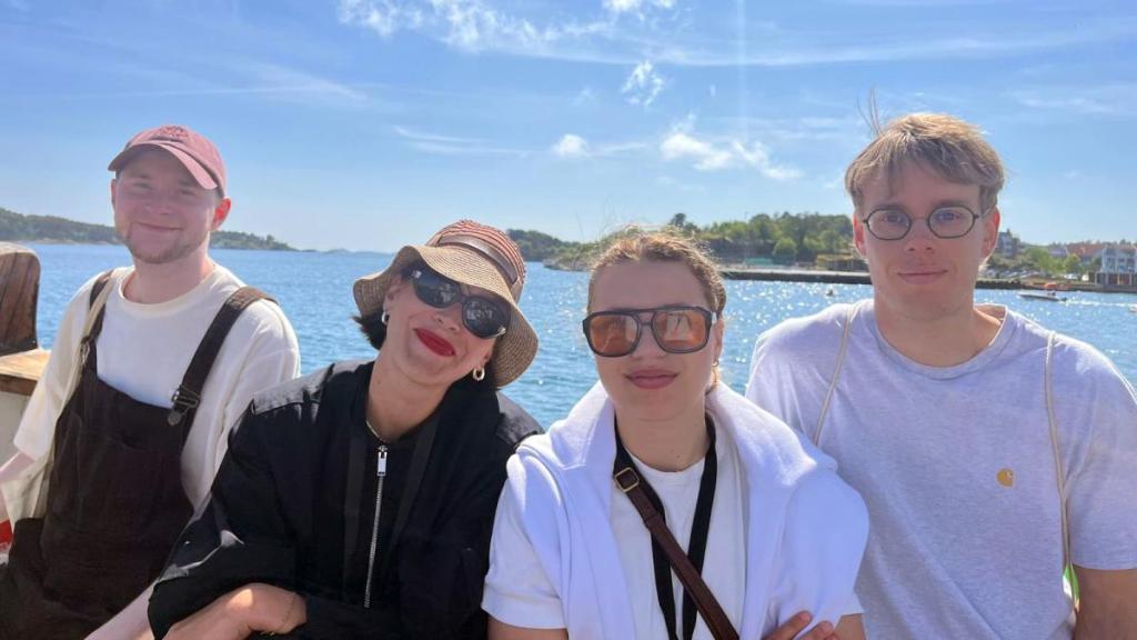 Fyra personer på en båtreling